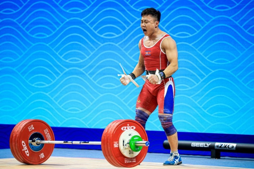 举重世锦赛：朝鲜选手朴明近破男子65公斤级世界纪录.jpg